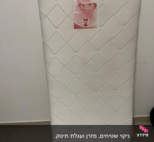 מזרן לבן עם תווית על רצפה